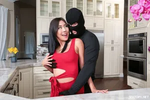 Được mời đến nhà chơi, anh nhân viên lén địt luôn vợ của sếp
