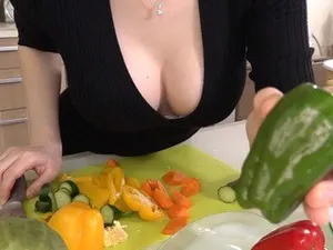 Gã chồng lo làm việc, bà xã ở nhà vụng trộm với cậu thanh niên phòng bên