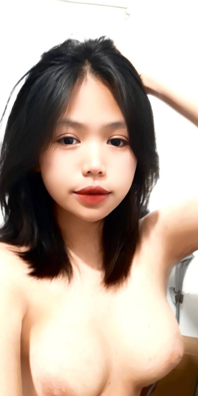 Chịch một cô bạn cùng phòng trong bếp với bộ ngực khủng mặc đồ ngủ và có tinh dịch trong miệng