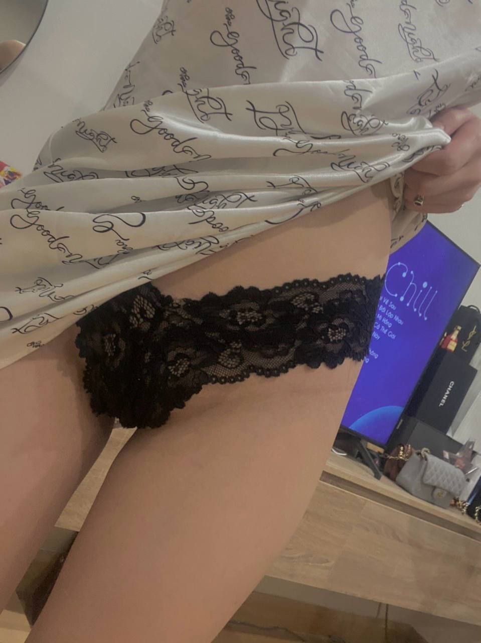 Đang chụp ảnh nude thì thằng em nó cửng to đùng